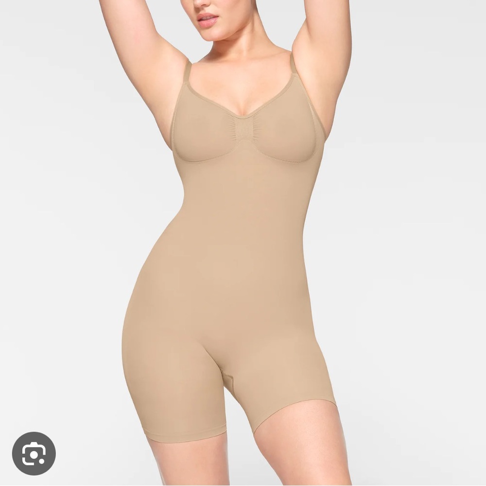 NWOT Skims Sculpting Bodysuit Mid Thigh Open Gusset New Shapewear